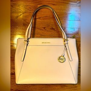 Michael Kors NWT large leather Voyager purse in soft pink